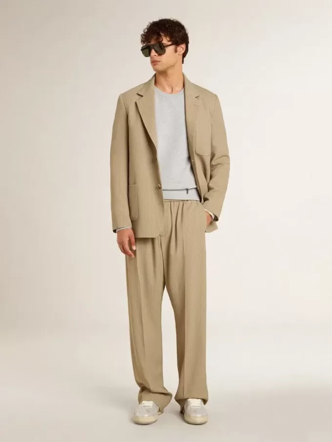 Beige herenjas met krijtstreep en enkele rij knopen, oversized pasvorm