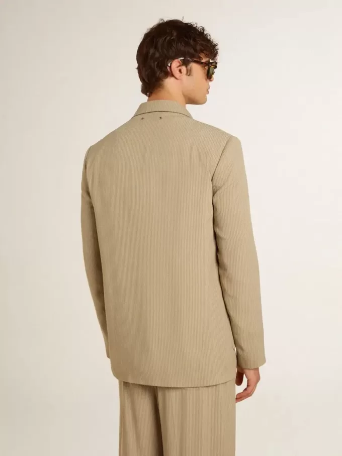 Beige herenjas met krijtstreep en enkele rij knopen, oversized pasvorm