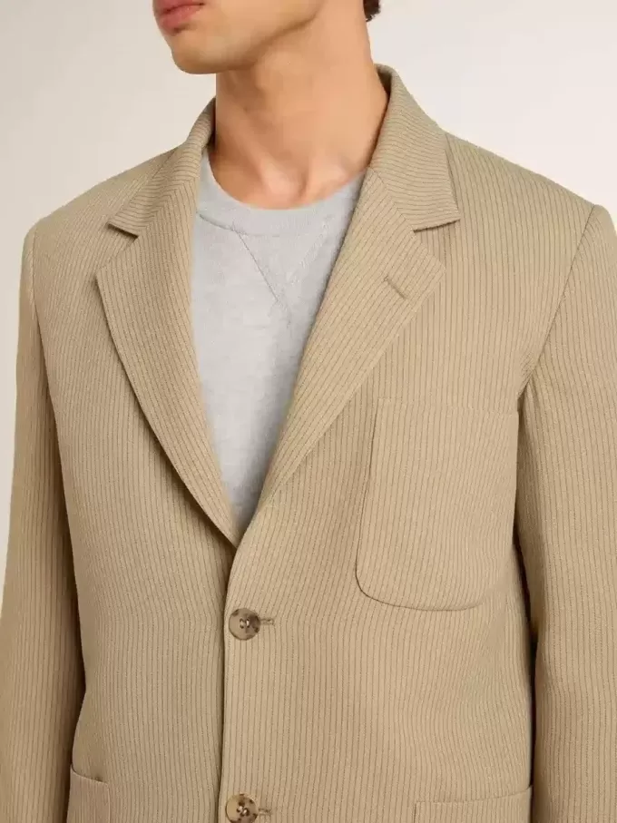 Beige herenjas met krijtstreep en enkele rij knopen, oversized pasvorm