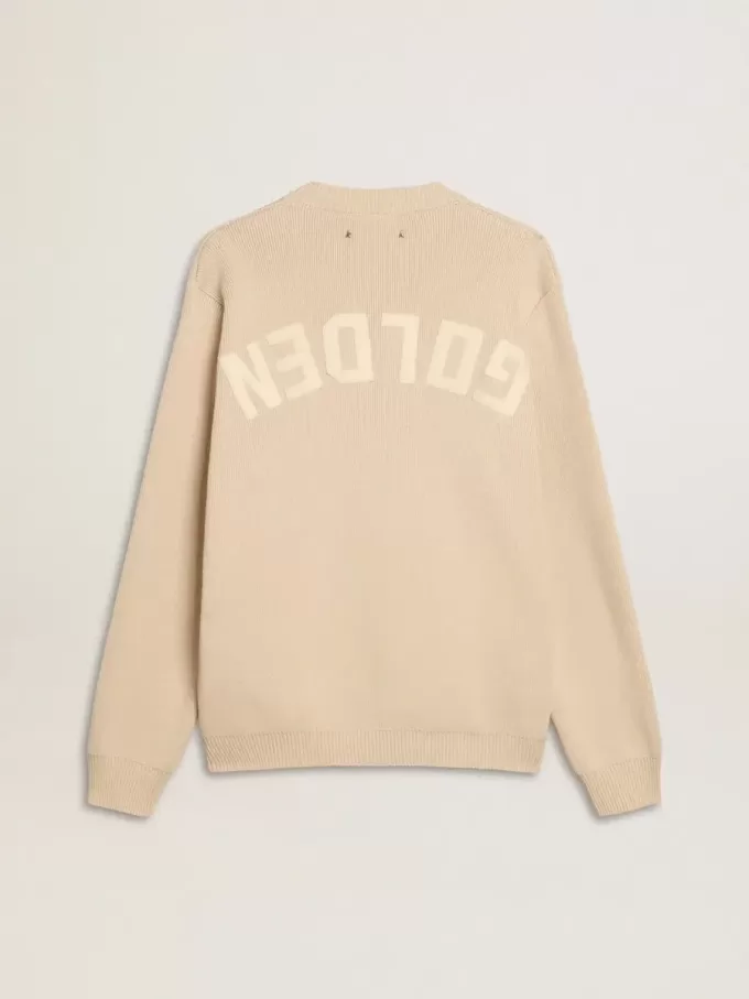 Beige herentrui met ronde hals en ‘Golden’-opschrift op de achterkant.