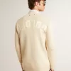Beige herenvest met ‘Golden’-opschrift op de rug
