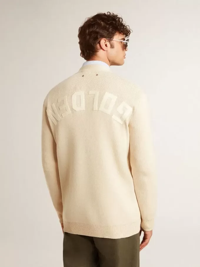 Beige herenvest met ‘Golden’-opschrift op de rug