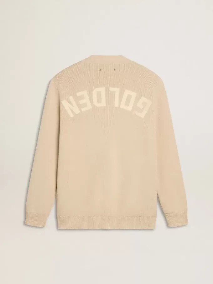 Beige herenvest met ‘Golden’-opschrift op de rug