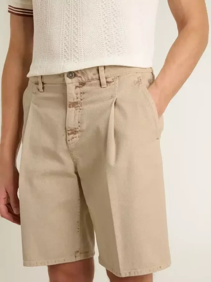 Bermudashort voor heren in beige denim met een doorleefde afwerking