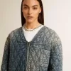 Blauw gewatteerd damesjack van katoenen denim met distressed afwerking