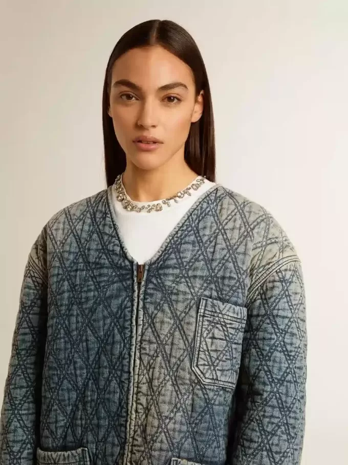 Blauw gewatteerd damesjack van katoenen denim met distressed afwerking