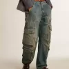 Blauwe jeans met een distressed afwerking