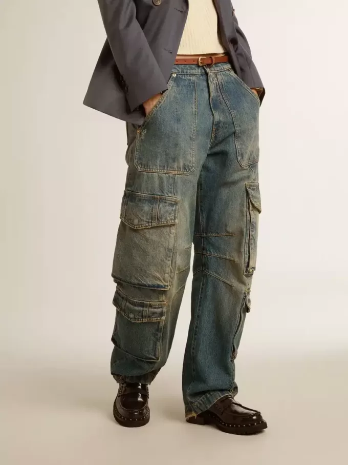 Blauwe jeans met een distressed afwerking