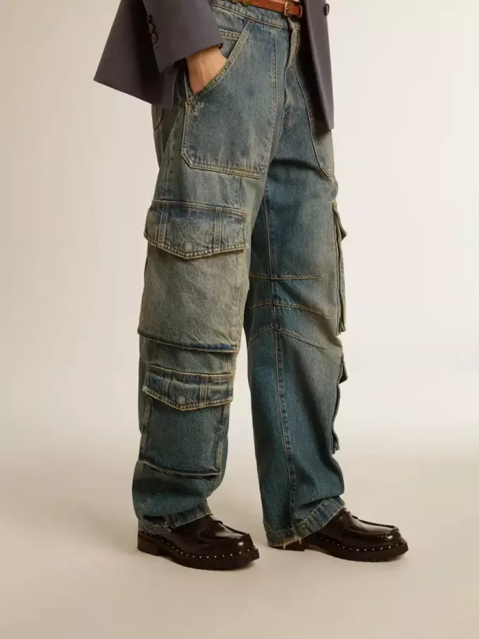 Blauwe jeans met een distressed afwerking