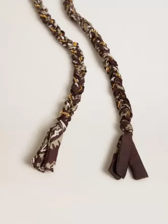 Bordeauxrode gevlochten stoffen bedel met messing ketting