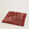 Bordeauxrode sjaal met paisleypatroon