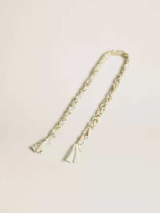 Boterblanke gevlochten stoffen bedeltje met messing ketting