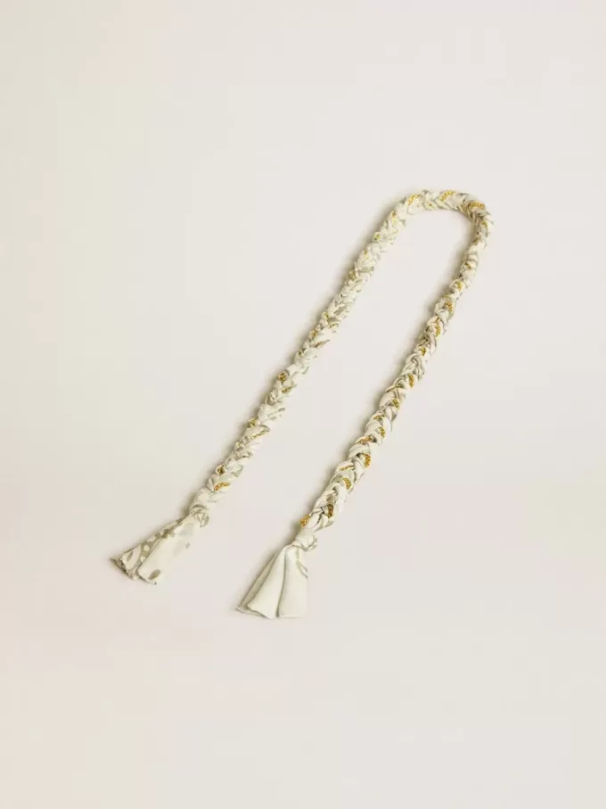 Boterblanke gevlochten stoffen bedeltje met messing ketting