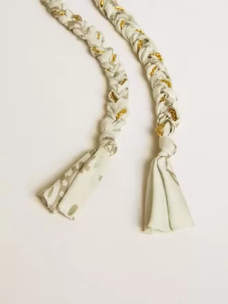 Boterblanke gevlochten stoffen bedeltje met messing ketting