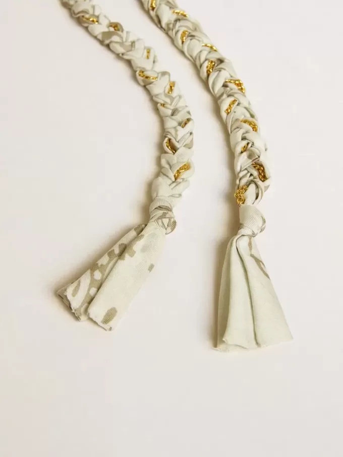 Boterblanke gevlochten stoffen bedeltje met messing ketting