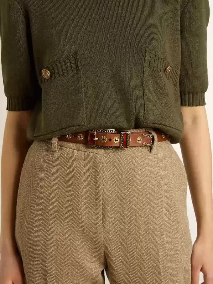 Bruine leren riem met gouden bloemvormige studs en amberkleurige inzetstukken