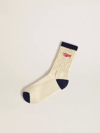 Crèmekleurige geribde sokken met marineblauwe details en rood logo