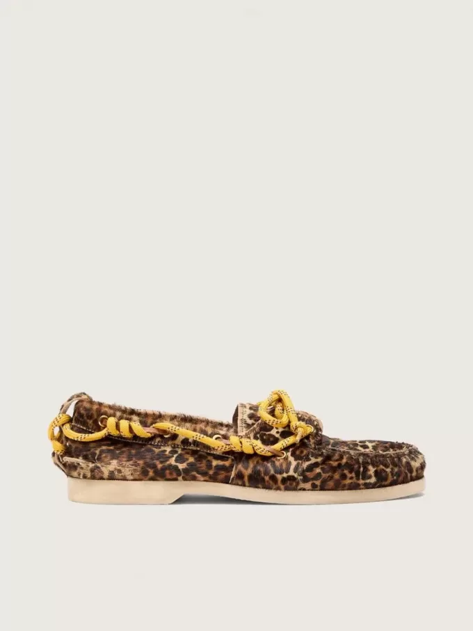 Cruise-loafer voor dames van ponyhuid met luipaardprint en gele wandelschoenveters