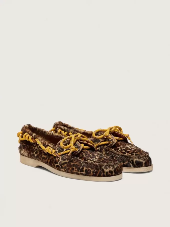 Cruise-loafer voor dames van ponyhuid met luipaardprint en gele wandelschoenveters
