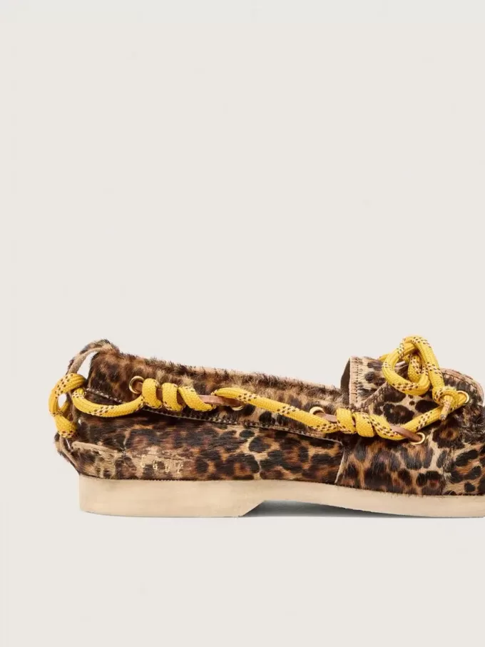 Cruise-loafer voor dames van ponyhuid met luipaardprint en gele wandelschoenveters