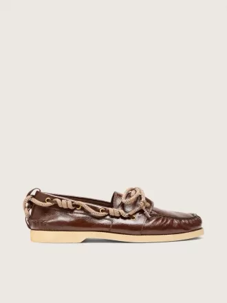 Cruise-loafers voor dames van glanzend donkerbruin leer met duifgrijze wandelveters