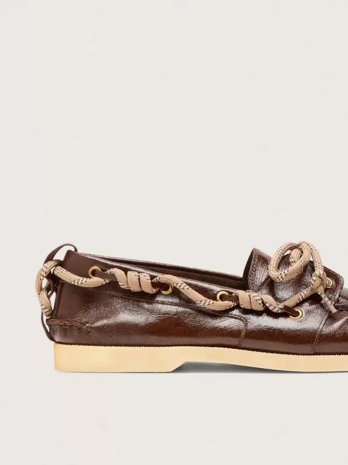 Cruise-loafers voor dames van glanzend donkerbruin leer met duifgrijze wandelveters