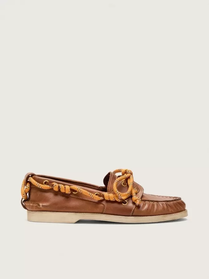 Cruise-loafers voor dames van tabakskleurig leer met oranje wandelschoenveters