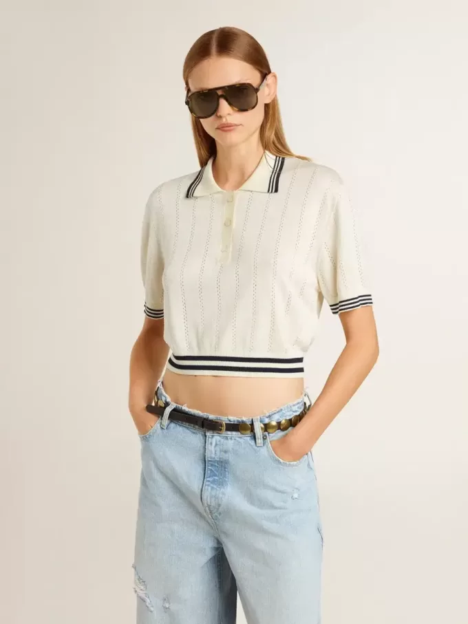 Dames polo shirt in cropped model van versleten wit katoen met blauwe ribboorden