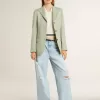 Dames polo shirt in cropped model van versleten wit katoen met blauwe ribboorden