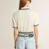 Dames polo shirt in cropped model van versleten wit katoen met blauwe ribboorden