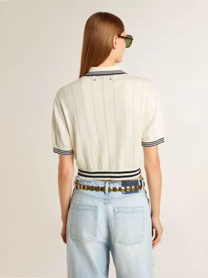 Dames polo shirt in cropped model van versleten wit katoen met blauwe ribboorden