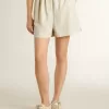 Dames short van wolmix met witte en grijze krijtstreep