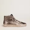 Dames-slides met zilverkleurig gelamineerd leren bovenwerk en studs