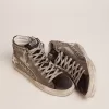 Dames-slides met zilverkleurig gelamineerd leren bovenwerk en studs