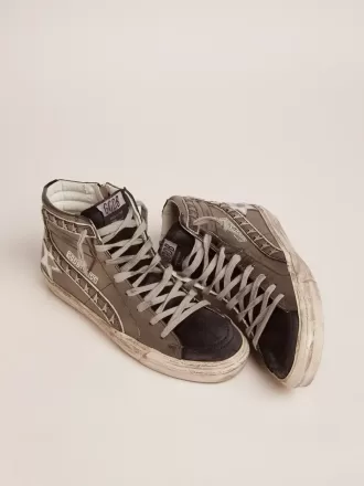 Dames-slides met zilverkleurig gelamineerd leren bovenwerk en studs