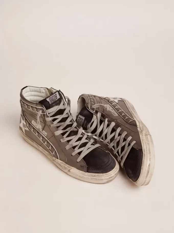 Dames-slides met zilverkleurig gelamineerd leren bovenwerk en studs
