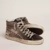 Dames-slides met zilverkleurig gelamineerd leren bovenwerk en studs