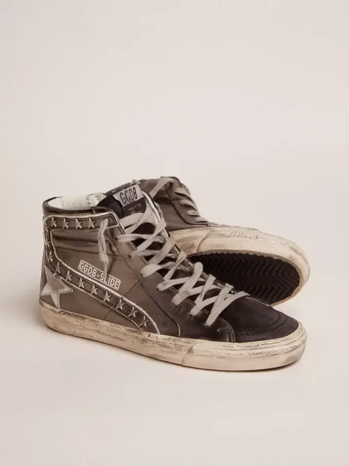 Dames-slides met zilverkleurig gelamineerd leren bovenwerk en studs