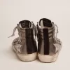 Dames-slides met zilverkleurig gelamineerd leren bovenwerk en studs