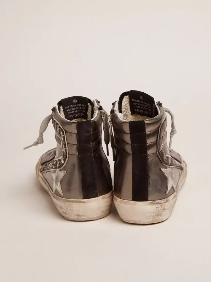 Dames-slides met zilverkleurig gelamineerd leren bovenwerk en studs