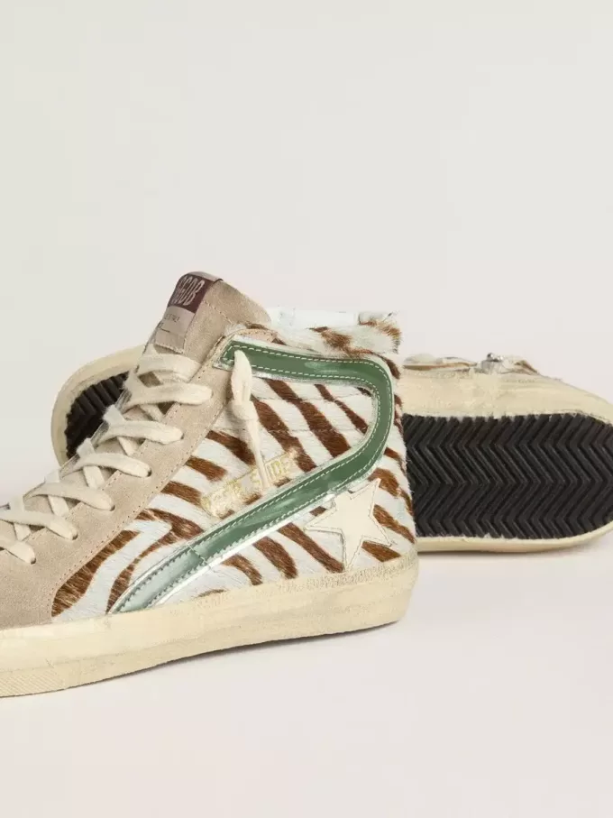 Dames-slip-on van ponyhuid met zebraprint en groene gelamineerde leren details