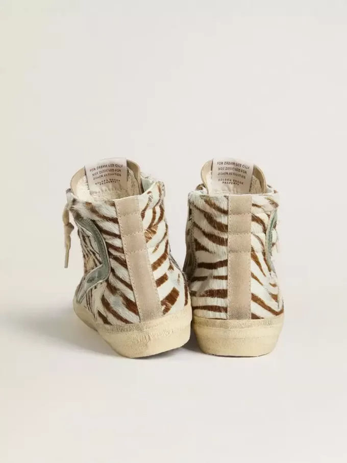 Dames-slip-on van ponyhuid met zebraprint en groene gelamineerde leren details