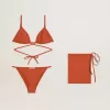 Damesbikini van baksteenrode geribde jersey met vetersluiting en gouden details