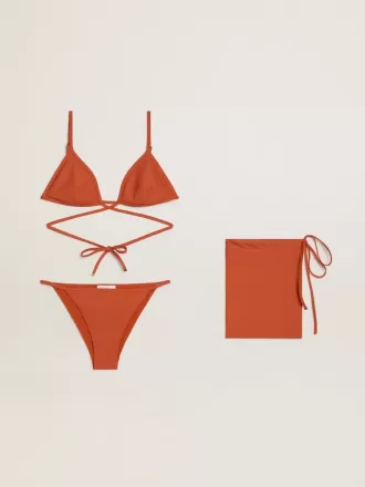 Damesbikini van baksteenrode geribde jersey met vetersluiting en gouden details