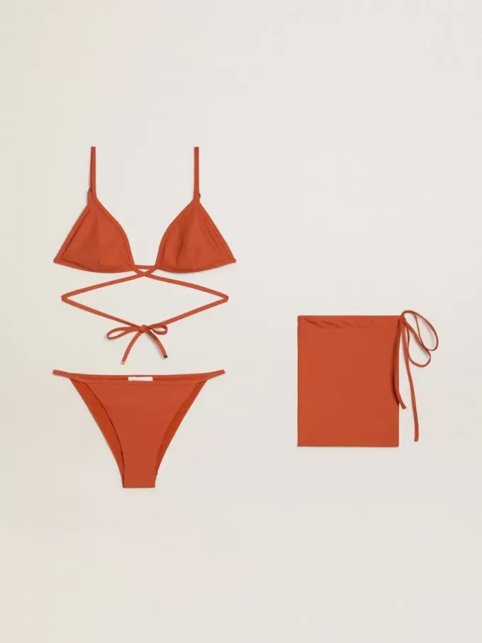 Damesbikini van baksteenrode geribde jersey met vetersluiting en gouden details