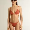 Damesbikini van baksteenrode geribde jersey met vetersluiting en gouden details