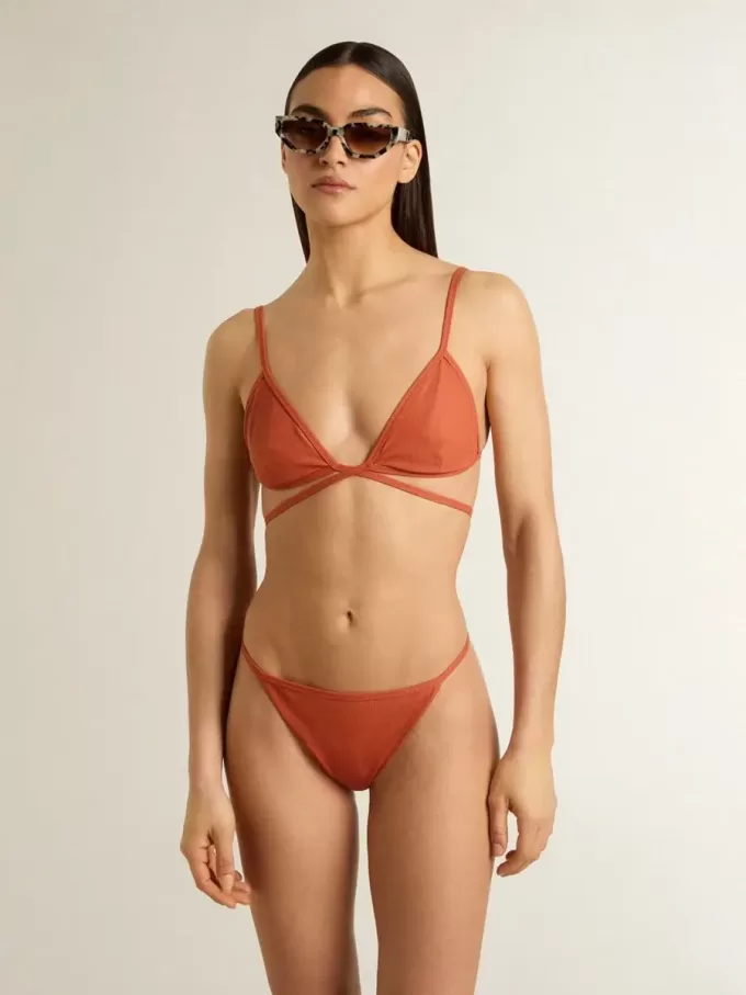 Damesbikini van baksteenrode geribde jersey met vetersluiting en gouden details