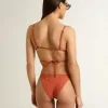 Damesbikini van baksteenrode geribde jersey met vetersluiting en gouden details