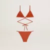 Damesbikini van baksteenrode geribde jersey met vetersluiting en gouden details