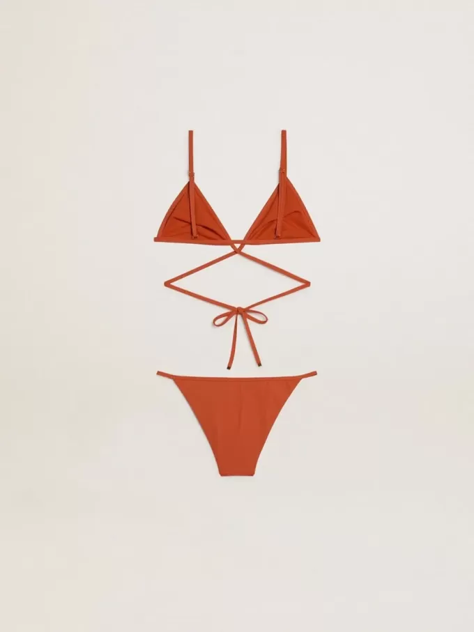 Damesbikini van baksteenrode geribde jersey met vetersluiting en gouden details